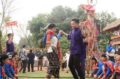 Khai thác du lịch: Tránh lai căng văn hóa