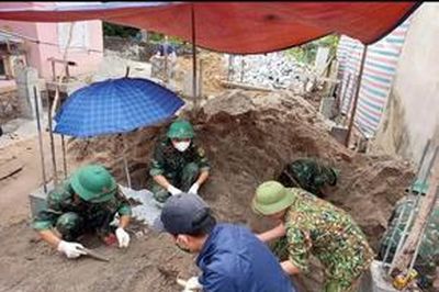 Phát hiện nhiều di vật nghi của liệt sĩ khi đào móng xây nhà