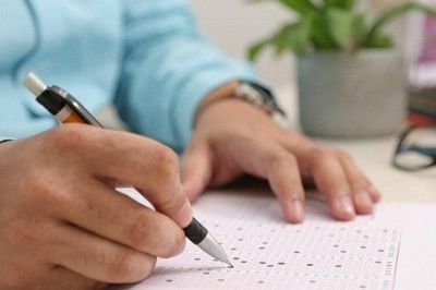 Đóng giả cảnh sát để 'ném phao thi' cho em gái