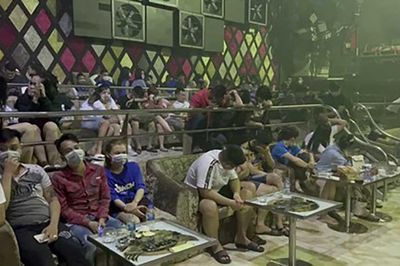 Đột kích quán bar ở TP.HCM, phát hiện hàng chục người chơi ma túy