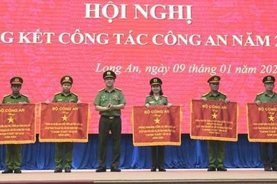Đơn vị xuất sắc được Bộ Công an tặng Cờ thi đua