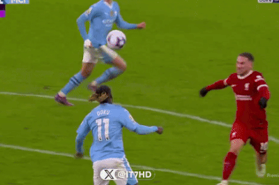 Trọng tài Premier League lại sai lầm?