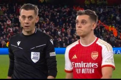 Trọng tài chính và cầu thủ ghi bàn trận Arsenal vs Porto gây sốc vì quá giống nhau