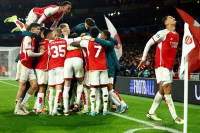 Arsenal và Barcelona vào tứ kết Champions League