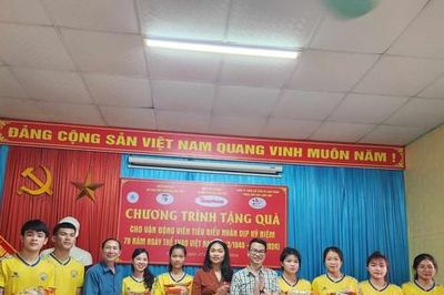 Tặng quà các Vận động viên trẻ tiêu biểu tỉnh Lạng Sơn