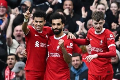 Liverpool ngược dòng thắng Brighton, chiếm ngôi đầu Ngoại hạng Anh