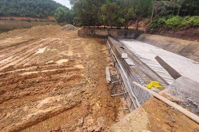 Vụ đổ bê tông 'trộn lẫn với bùn' tại dự án: Doanh nghiệp 'quen mặt', một ngày trúng hai gói thầu trị giá 235 tỷ đồng với tỷ lệ tiết kiệm ngân sách 'siêu thấp'