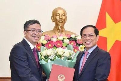 Bản tin 8H: Trao quyết định của Thủ tướng Chính phủ về công tác cán bộ