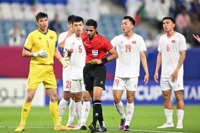 HLV Hoàng Anh Tuấn: 'Thẻ đỏ không phải sai lầm, đó là do thói quen'