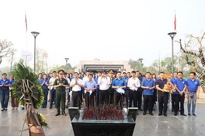 Đoàn công tác BHXH Việt Nam tưởng niệm, tri ân các Anh hùng, liệt sĩ tại Điện Biên Phủ