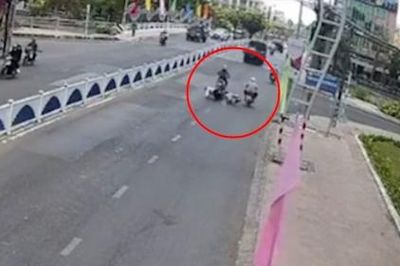 Người đàn ông nghi 'ngáo đá' đạp đổ xe nhiều phụ nữ đang đi trên đường
