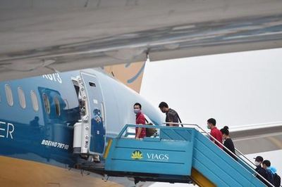 Giá vé máy bay giảm giữa lúc cao điểm