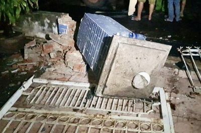 Sập cổng trong lúc nằm võng, bé trai 7 tuổi tử vong