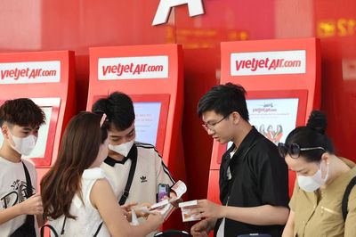 Giá vé máy bay tăng cao có phải do 'gánh' nhiều thuế, phí?