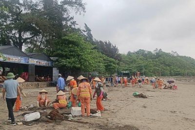 Tăng cường xử lý vệ sinh môi trường tại các bãi tắm ở Đồ Sơn