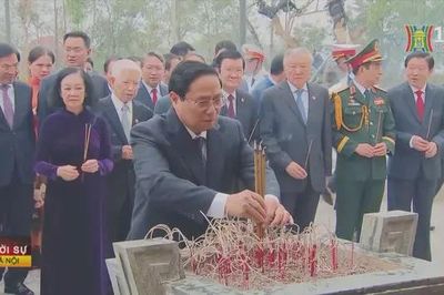 Dâng hương tại đền thờ liệt sĩ chiến trường Điện Biên Phủ