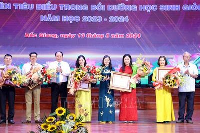 Bắc Giang: Trao tặng danh hiệu Nhà giáo Ưu tú và tuyên dương học sinh giỏi