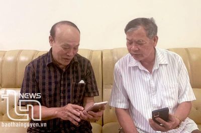 Người cao tuổi nỗ lực 'bắt nhịp' công nghệ số