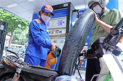 Xăng giảm giá lần thứ 2 liên tiếp, về gần mốc 22.000 đồng/lít