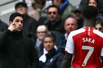 Cúp Premier League được mang tới Emirates