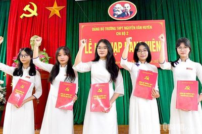 34 học sinh ưu tú được kết nạp Đảng dịp 19-5