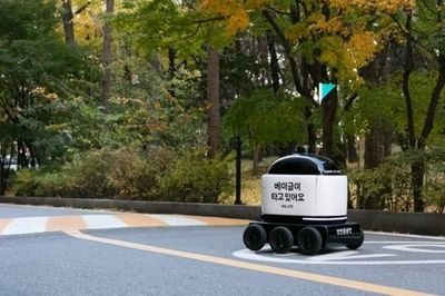 Robot giao hàng sắp phổ biến trên đường phố Hàn Quốc