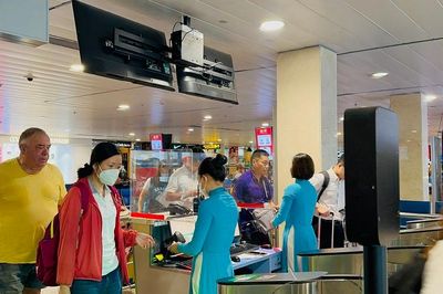 Hàng không và du lịch hài hòa lợi ích 'hạ nhiệt' vé máy bay