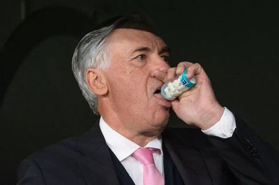 Kẹo cao su giúp HLV Ancelotti 'bách chiến bách thắng'