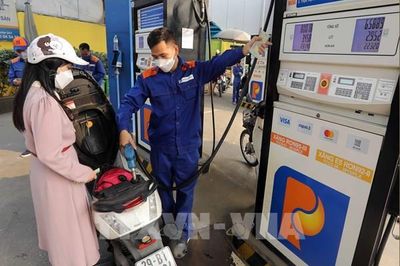 Giá xăng tăng, RON 95 vượt 22.200 đồng/lít