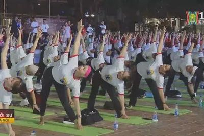 Đồng diễn yoga bên bờ biển Đà Nẵng