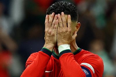 HLV Anh: 'Bồ Đào Nha đang phải gánh Ronaldo'