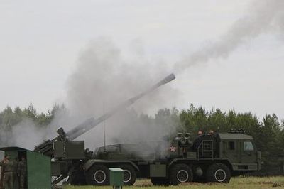Pháo tự hành Malva Nga chống lại được hệ thống HIMARS Ukraine