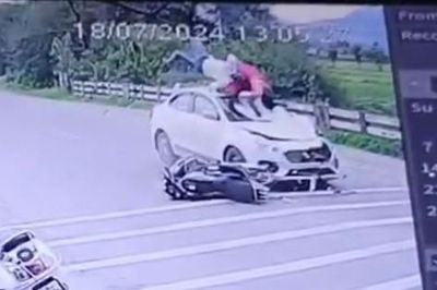Clip: Ô tô tông 2 người đi xe máy văng lên không trung