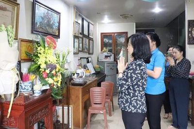 Bộ trưởng Bộ Y tế Đào Hồng Lan thăm, tri ân gia đình Liệt sĩ, bác sĩ Đặng Thùy Trâm