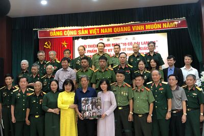Trao tặng ảnh phục dựng chân dung liệt sĩ và Tủ sách Đặng Thùy Trâm