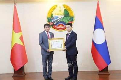 Lào trao tặng Huân chương Tự do đầu tiên cho Đại sứ Việt Nam