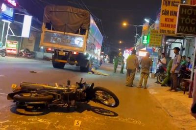 Người đàn ông bị xe tải cán, thi thể nằm dưới bánh xe