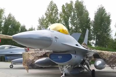 Tổng thống Ukraine lần đầu khoe tiêm kích F-16