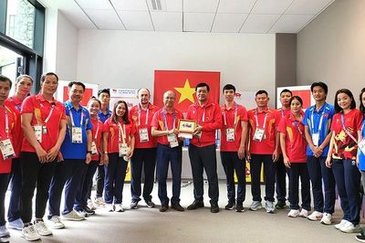 Đi xa để nhìn gần
