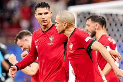 Cristiano Ronaldo xúc động tri ân Pepe