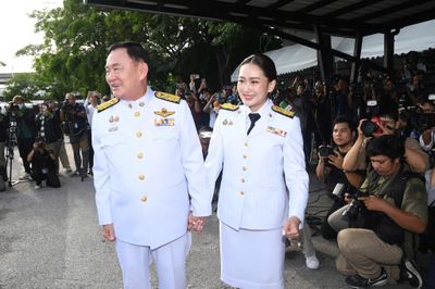 Vua Thái Lan phê chuẩn con gái ông Thaksin làm tân thủ tướng