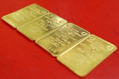 Giá vàng hôm nay 20/8: Chịu áp lực bán tháo, vàng chững lại