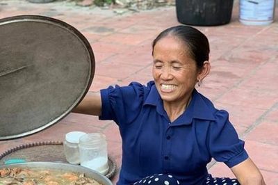 Bà Tân Vlog đón tin vui, đãi các cháu con cá nặng 100kg