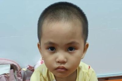 Nhà nghèo, con gái bị bệnh nan y