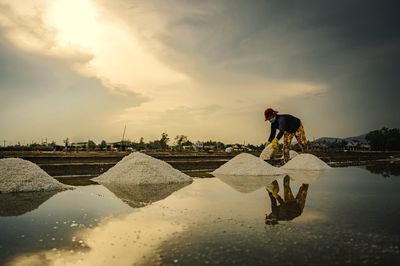 Những người 'cõng nắng' trên cánh đồng muối trắng tại Bình Định
