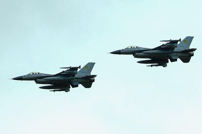 Tiêm kích F-16 Ukraine lần đầu tiên xuất kích đánh chặn máy bay Nga