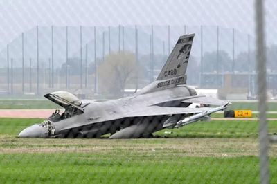 Chuyện 'mờ ám' đằng sau tiêm kích F-16 của Ukraine bị bắn rơi