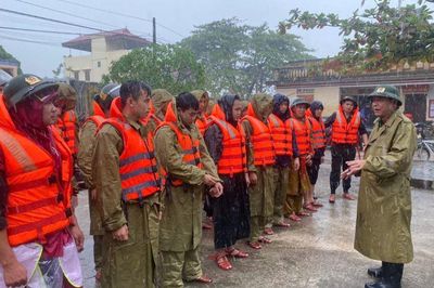 Công an tỉnh Thái Bình giúp người dân ứng phó với mưa lũ tràn đê bối