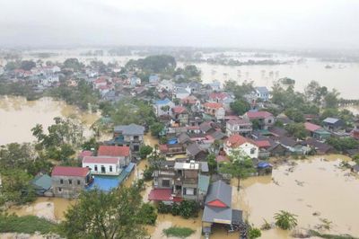 Hà Nội: Nước lũ bủa vây nhà cửa vùng 'rốn lũ' huyện Chương Mỹ