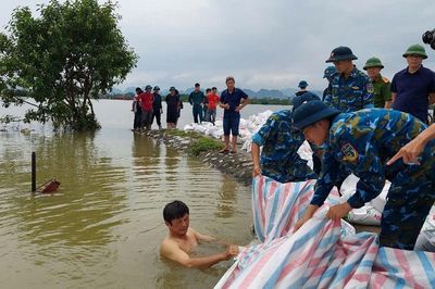 Huyện Chương Mỹ: dùng 'người nhái' vá mạch rò đê bao Gò Khoăm